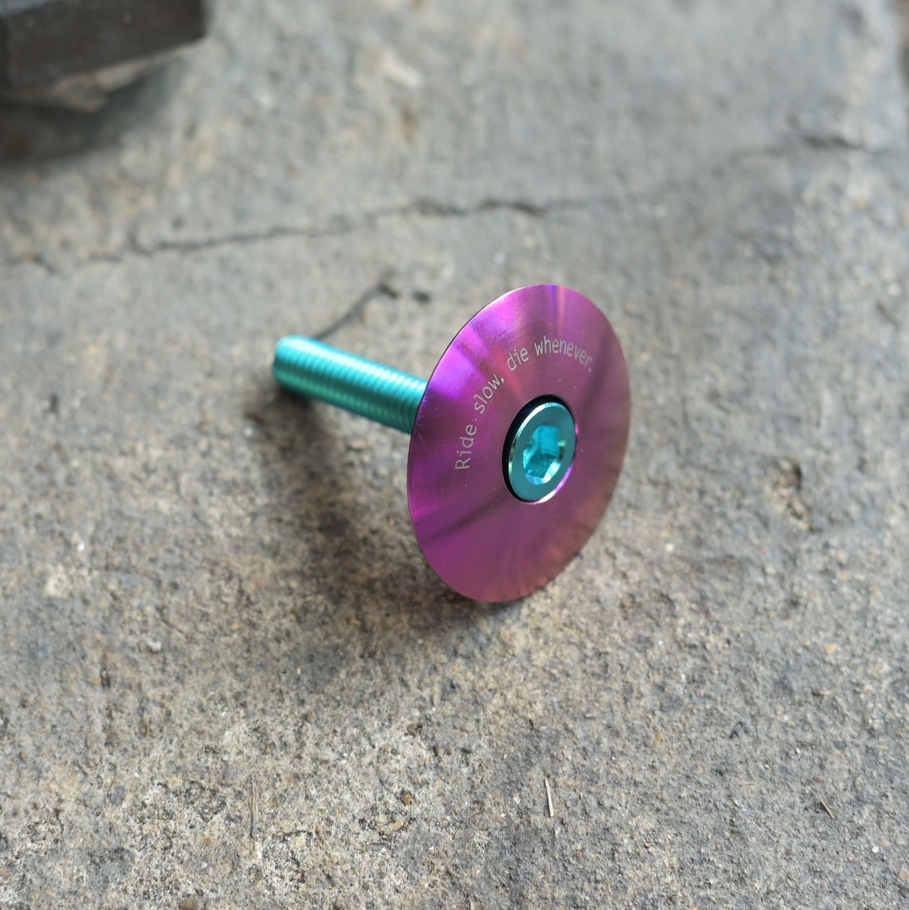 Stridsland - Titanium Top Cap (purple/green bolt)