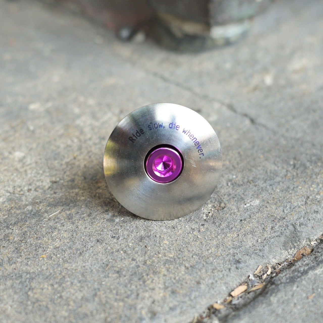 Stridsland - Titanium Top Cap (silver/purple bolt)