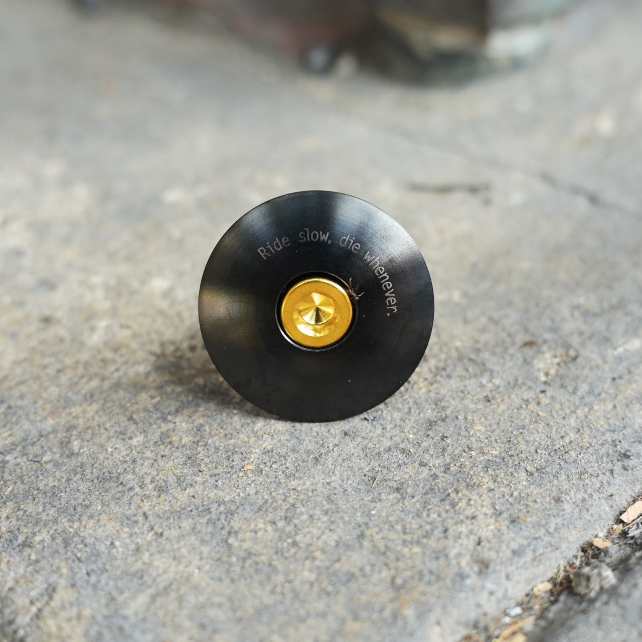 Stridsland - Titanium Top Cap (black/gold bolt)