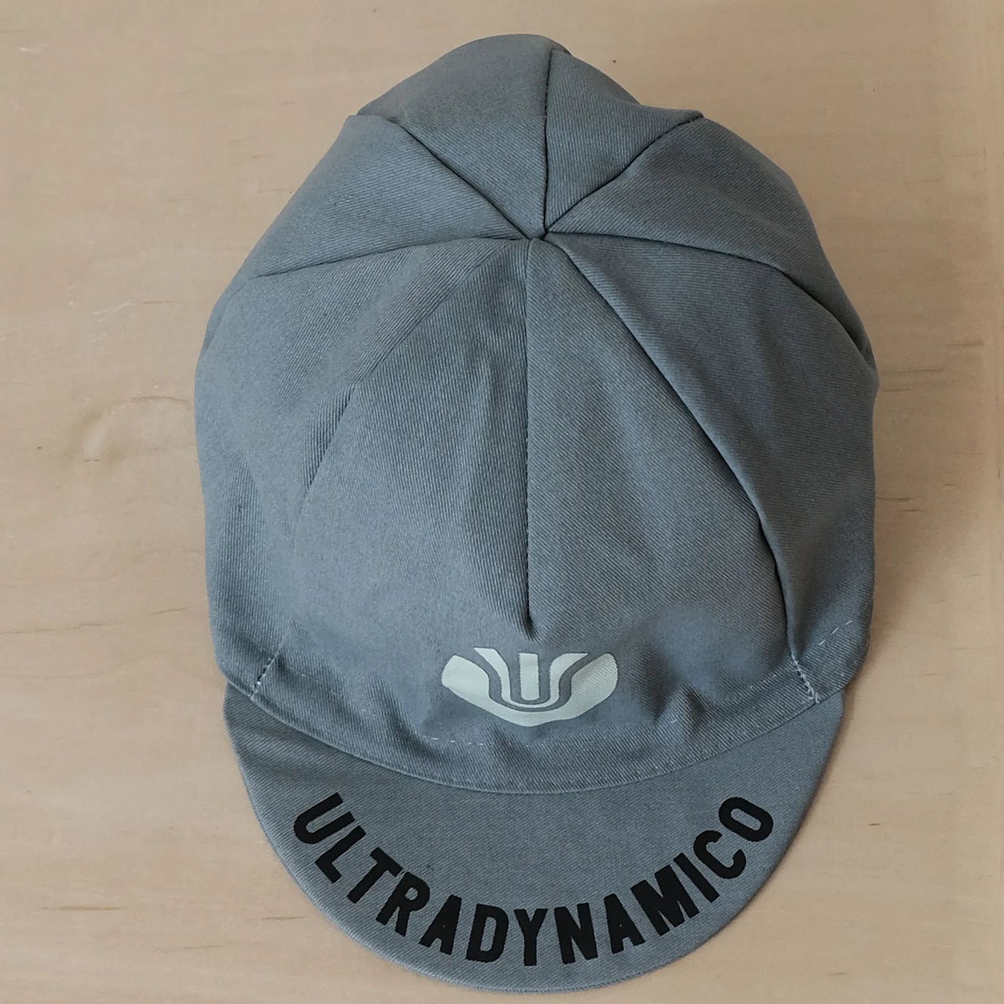 Ultradynamico Alt font cap (grey)